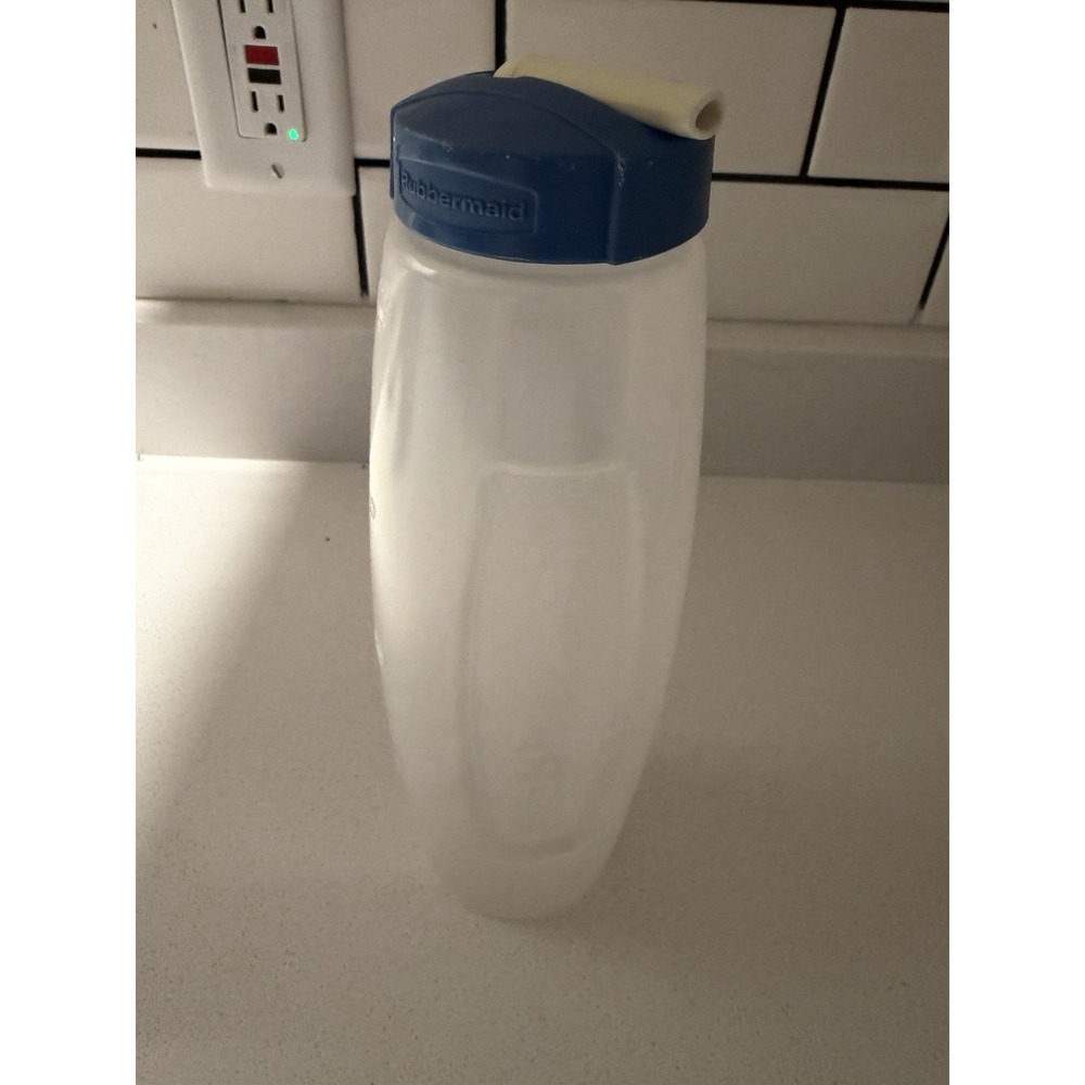 Light blue 32 oz Rubbermaid Flip Top Chug Water Bottle